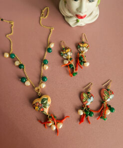 parure collana e orecchini con cuori in ceramica di caltagirone pietre dure colorate perle di fiume e corallo rosso