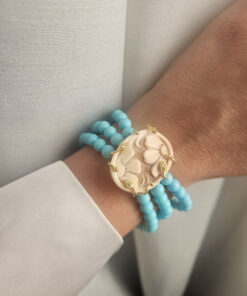 bracciale a tre fili con pasta di turchese con cammeo fiore in conchiglia sardonica