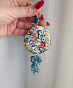 ciondolo in ceramica di caltagirone dipinta a mano con quarzo blu