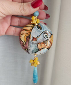 ciondolo medaglione in ceramica di caltagirone con agata gialla e angelite