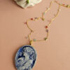 collana a catena con zirconi colorati e ciondolo ovale cammeo in ceramica