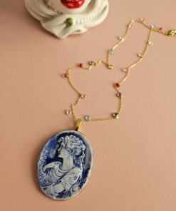 collana a catena con zirconi colorati e ciondolo ovale cammeo in ceramica