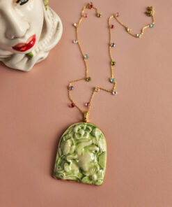 collana a catena con zirconi colorati e ciondolo verde cammeo in ceramica