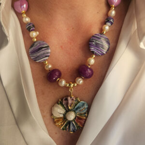 collana decollete con pietre viola perle e fiore pendente in ceramica di caltagirone