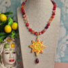 collana girocollo con agata striata rossa e sole in ceramica di caltagirone