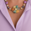 collana girocollo con pietre rosa e viola e fiore in ceramica di caltagirone