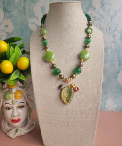 collana girocollo con pietre verdi e fico d'india in ceramica di caltagirone