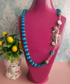 collana lunga con occhio di gatto blu e cavalluccio in ceramica di caltagirone