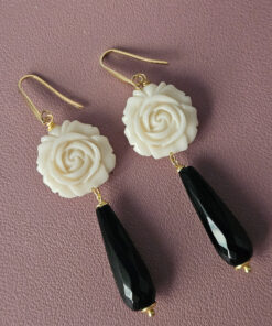 Alternative view of Orecchini a Goccia con Rose Bianche e Onice Nero
