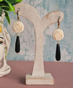 orecchini pendenti con rose bianche e onice nero