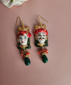 orecchini siciliani con teste di moro in ceramica di caltagirone corallo rosso e agata verde a goccia