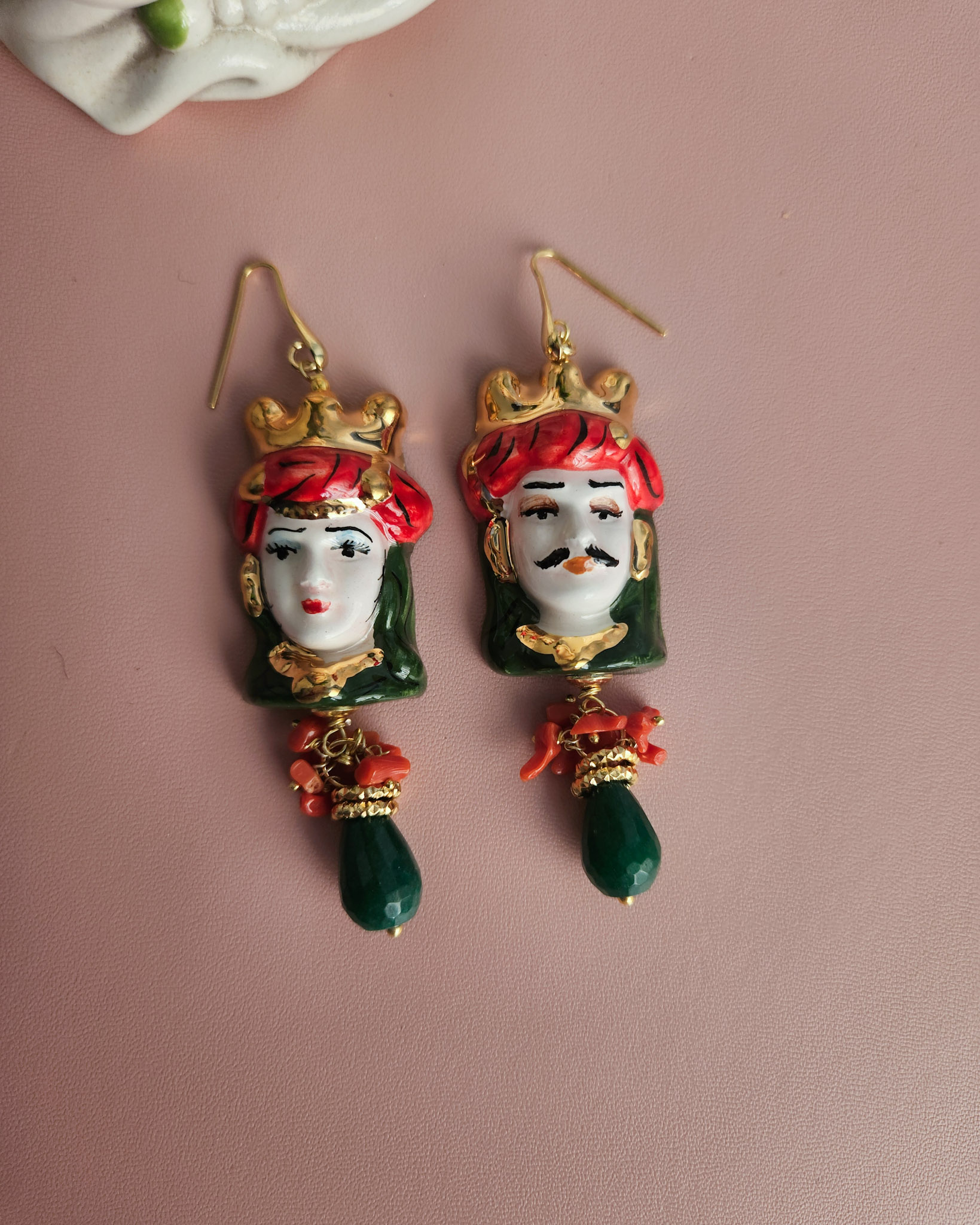 orecchini siciliani con teste di moro in ceramica di caltagirone corallo rosso e agata verde a goccia