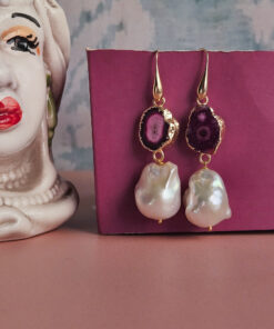 orecchni pendenti con agata druzy naturale fucsia e perle barocche