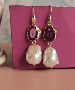 Alternative view of Orecchini Pendenti con Agata Naturale Fucsia e Perle Barocche