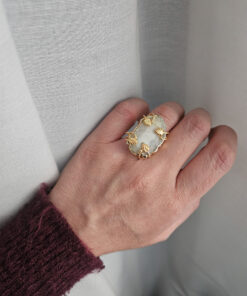 Anello ovale con agata naturale bianca