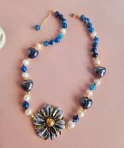collana girocollo con agata striata blu cuoricini e fiore in ceramica di caltagirone