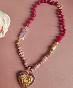 collana girocollo con giada fucsia rodonite e cuore in ceramica di caltagirone