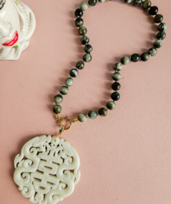 collana girocollo in occhio di falco con ciondolo giada burma bianca