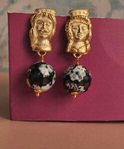 Alternative view of Orecchini a Goccia con Agata fuoco e Teste di Moro in Ottone