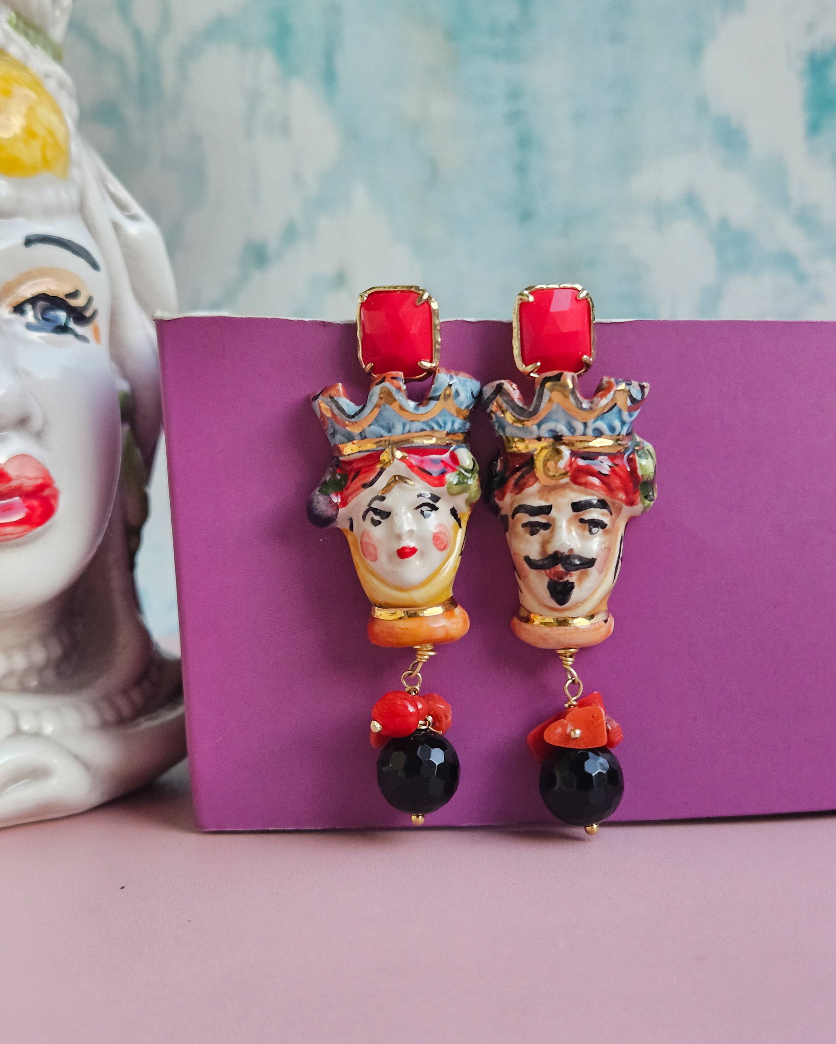 orecchini siciliani con teste di moro in ceramica di caltagirone dipinta a mano corallo rosso e onice nero