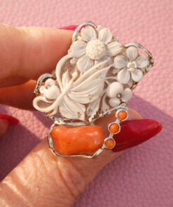 Alternative view of Anello Vittoriano in Argento 925 con Cammeo di Torre del Greco e Corallo Rosso