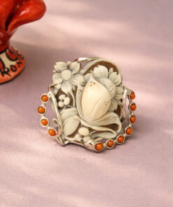 Alternative view of Anello Vittoriano in Argento 925 con Cammeo di Torre del Greco e Corallo Rosso