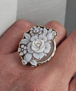 Alternative view of Anello Vittoriano in Argento 925 Placcato Oro con Cammeo di Torre del Greco