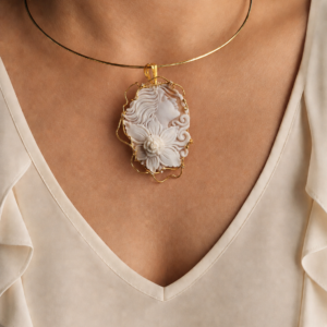 collana girocollo rigido con cammeo scolpito dalla conchiglia sardonica