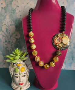 Collana Siciliana con Pietra Lavica, pietre di Agata Fuoco Gialla e Ceramica di Caltagirone Dipinta a Mano