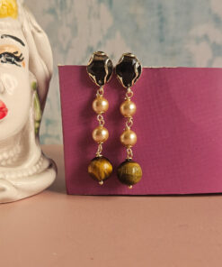 Orecchini pendenti con perle oro e occhio di tigre