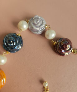 Alternative view of Bracciale Artigianale con Rose in Ceramica e Perle di Fiume