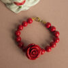 bracciale con pietre rosse e rosa rossa in resina