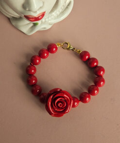 bracciale con pietre rosse e rosa rossa in resina