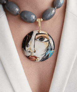 collana girocollo con agata ovale fumè grigia e ciondolo medaglione in ceramica di caltagirone