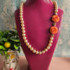 collana lunga con perle di maiorca e rose arancioni in resina