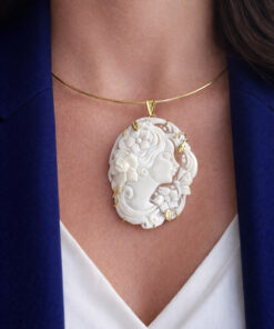 girocollo rigido con cammeo autentico di torre del greco scolpito da conchiglia sardonica