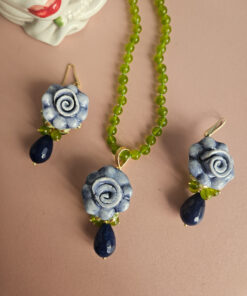 parure collana e orecchini con fiori in ceramica di caltagirone e pietre colorate