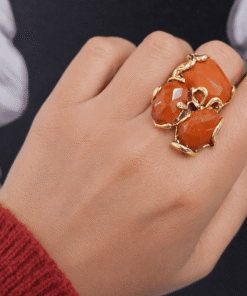 Anello vistoso con tre pietre di diaspro rosso