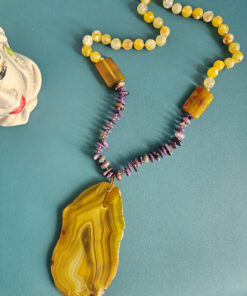 Collana Decollete con Agata Fuoco Gialla, Chips di Sugilite e Ciondolo Agata Naturale Gialla