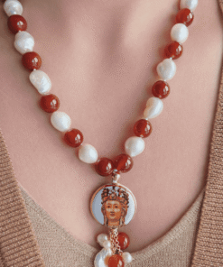 Collana Decollete con Perla, Corniola e Ciondolo in Ceramica di Caltagirone con Sant'Agata