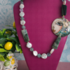 Collana Siciliana con Pietre Naturali Verdi, Perle Piatte e Ceramica di Caltagirone