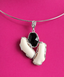Alternative view of Girocollo Rigido con Ciondolo in Argento 925 con Corallo Bianco e Onice Nero