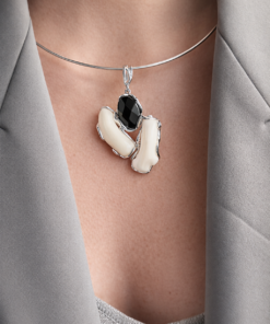 Girocollo Rigido con Ciondolo in Argento 925 con Corallo Bianco e Onice Nero
