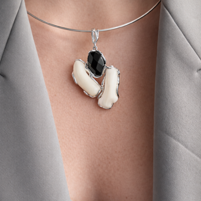 Girocollo Rigido con Ciondolo in Argento 925 con Corallo Bianco e Onice Nero