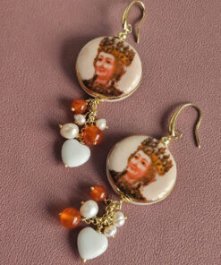 Alternative view of Orecchini Sant'Agata con Ceramica di Caltagirone, Corniola e Perle di Fiume