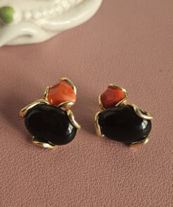 Orecchini al lobo in argento 925 con corallo rosso e onice nero