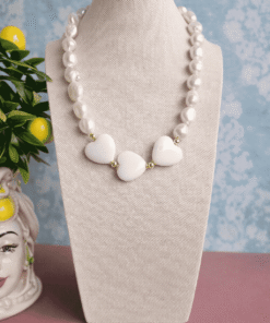 La collana “2 Anime” è molto piu di un gioiello, è una promessa che nasce per celebrare l’unione, il legame e l’amore che connette due cuori destinati a incontrarsi. Una collana girocollo dalle linee delicate, luminose e romantiche. Il design minimal ed elegante rende questa collana perfetta come regalo per una persona speciale o per se stesse per il giorno di San Valentino. Il cuore, simbolo universale dell’amore, è reinterpretato in chiave moderna e raffinata, creando un gioiello femminile ma non eccessivo, adatto a essere indossato ogni giorno o nelle occasioni più importanti. Pensata per San Valentino, questa collana è un dono speciale o per dire “ti amo” in modo prezioso e indimenticabile.