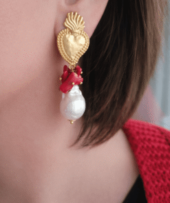 orecchini a clip con perle barocche a goccia corallo rosso e cuori sacri