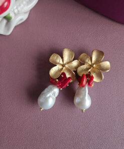 Alternative view of Orecchini a Clip con Perle Barocche, Corallo Rosso e Fiori