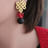 orecchini a clip con pietra lavica e corallo rosso 1
